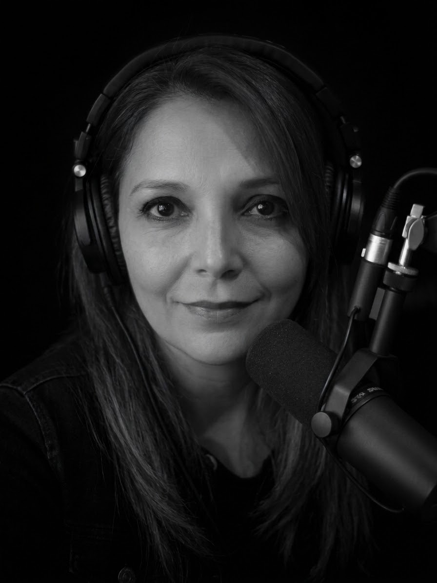 María Gabriela Cignacco, locutora profesional, en estudio de grabación
